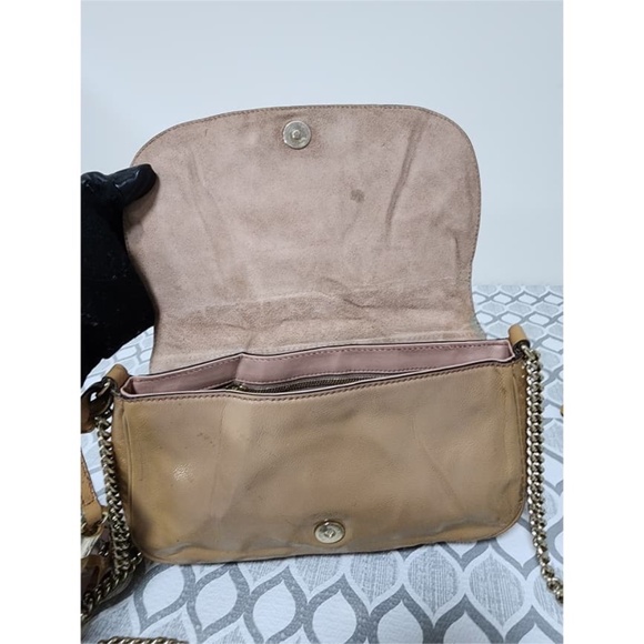 Authentic Gucci Patent Leather Soho Flap Chain Crossbody Bag Beige - Picture 4 of 11